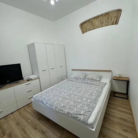 Stylish & Bright Old Town Getaway - Near Everything Apartment *